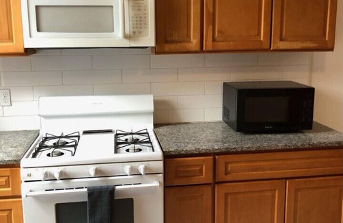 Elizabeth Apartamento | Large and private apartment that sleeps up to 10 people comfortably with direct NYC Manhattan train only 5 minute walk away