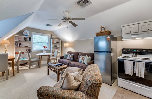Hancock Apartamento | Large Apt. close to UT and downtown - community pool opens June 3! Quiet-Comfy!