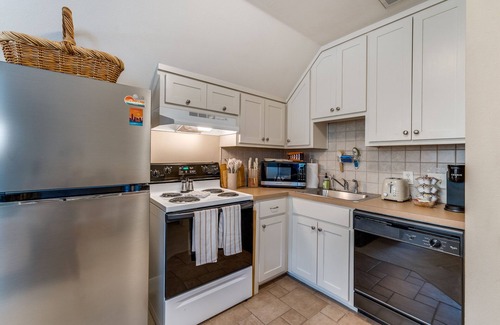 Hancock Apartamento | Large Apt. close to UT and downtown - community pool opens June 3! Quiet-Comfy!