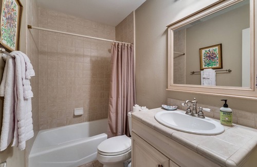 Hancock Apartamento | Large Apt. close to UT and downtown - community pool opens June 3! Quiet-Comfy!