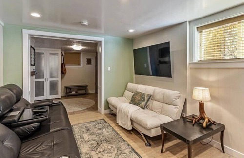 Liberty Wells Casa | Large Backyard w Hottub,Minutes from Liberty Park