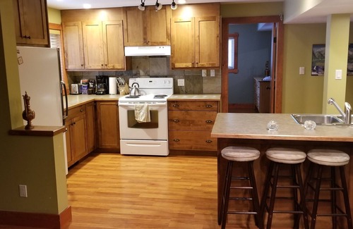 East Kootenay Apartamento | Large Base Suite-Private Entrance & Patio- XL Yard