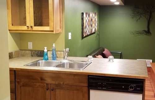 East Kootenay Apartamento | Large Base Suite-Private Entrance & Patio- XL Yard