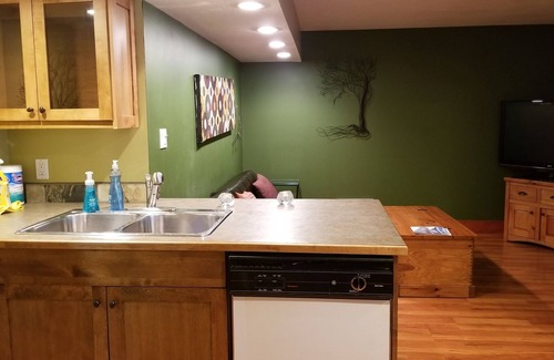 East Kootenay Apartamento | Large Base Suite-Private Entrance & Patio- XL Yard