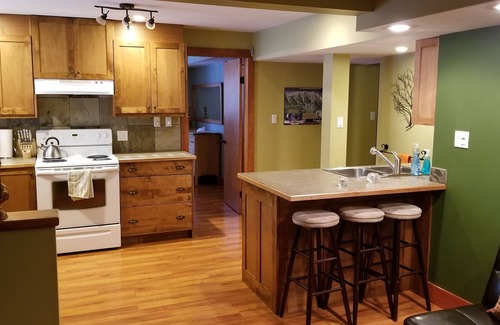 East Kootenay Apartamento | Large Base Suite-Private Entrance & Patio- XL Yard