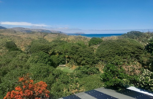 Raumati South Casa | Large beach house with beautiful views access into QE2 park and to the beach.