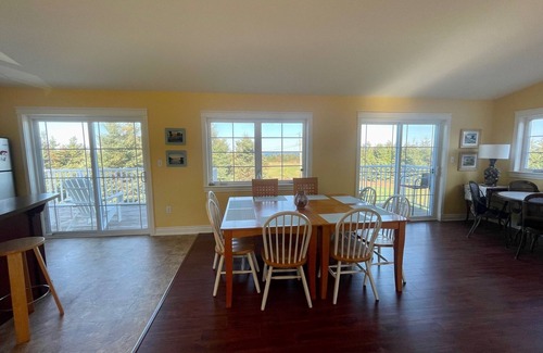 Darnley Casa | Large beach house with cottage feel, with ocean views and steps from sandy beach