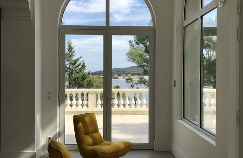 La Seyne-sur-Mer Casa | Large beachfront property with hotel services