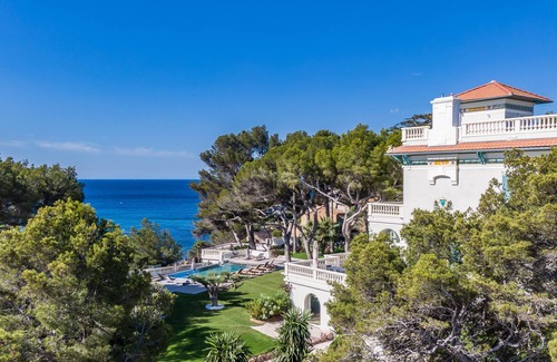 La Seyne-sur-Mer Casa | Large beachfront property with hotel services
