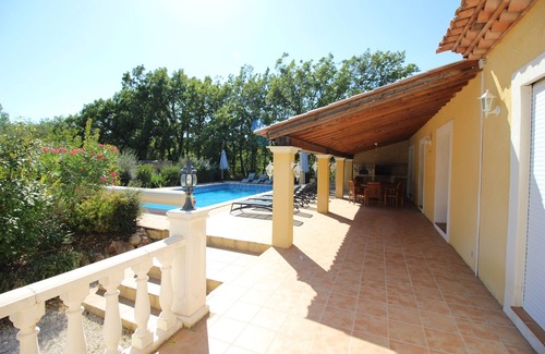 Besse-sur-Issole Villa | Grandes y hermosas Villa 12 personas, árboles y flores en 5400m2.
