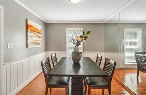Charlotte Apartamento | Large Beautiful Home sleeps 16+