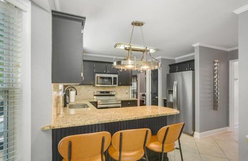 Charlotte Apartamento | Large Beautiful Home sleeps 16+