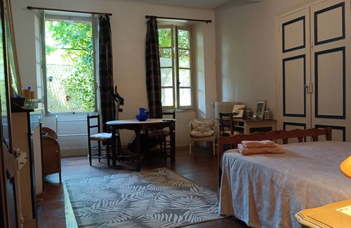 Lezat-sur-Leze Cama Y Desayuno | Large bedroom (3 + 1 baby ) & Dining area in a country village -