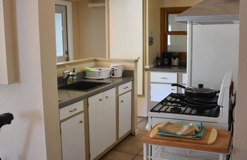 North Berkeley Casa | Amplio dormitorio, baño y cocina para inquilinos, con sala de estar y patio.