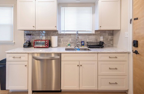 Belleville Apartamento | Large Belleville 1 Bed - Pets OK, Parking, Laundry, Fios, Safe, Dog Park Nearby