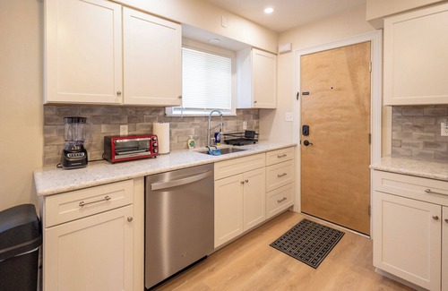 Belleville Apartamento | Large Belleville 1 Bed - Pets OK, Parking, Laundry, Fios, Safe, Dog Park Nearby