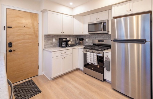 Belleville Apartamento | Large Belleville 1 Bed - Pets OK, Parking, Laundry, Fios, Safe, Dog Park Nearby