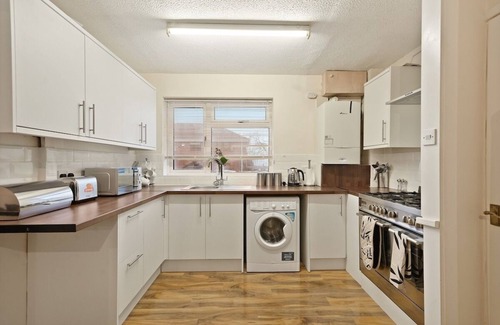 Belluton Casa | Large Bristol House - Games room&nbsp;-&nbsp;Parking