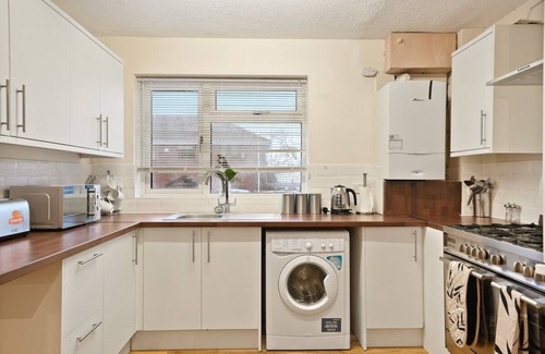 Belluton Casa | Large Bristol House - Games room&nbsp;-&nbsp;Parking