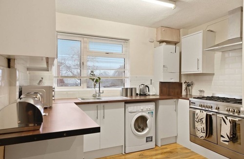Belluton Casa | Large Bristol House - Games room&nbsp;-&nbsp;Parking