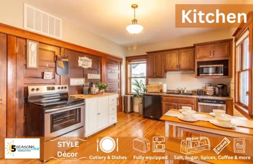 Cedar Rapids Casa | Large bungalow in heart of Newbo. Pets welcome. ADA friendly - Excellent Location