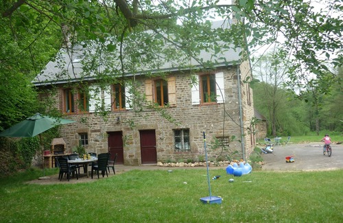 Saint-Pierre-d'Entremont Casa | Gran campo de piedra francesa casa de campo junto al río con amplios jardines