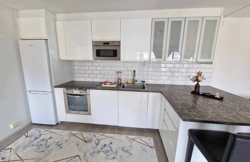Gronland Apartamento | Large Central Apartment in Gated Community - 3 Bedrooms - Up to 7 Guests