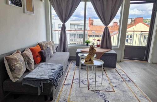 Gronland Apartamento | Large Central Apartment in Gated Community - 3 Bedrooms - Up to 7 Guests