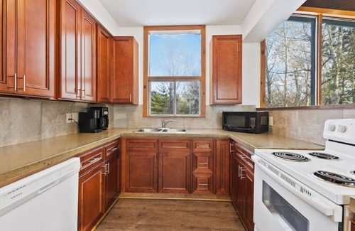 The Blue Mountains Casa | Large Chalet for up to 16 ppl, close to mountains! (141 Kandahar)