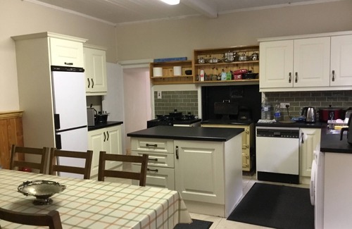 Tipperary Casa | Large Character Townhouse TIPPERARY Town Centre shops nearby sleep ONLY 9 People