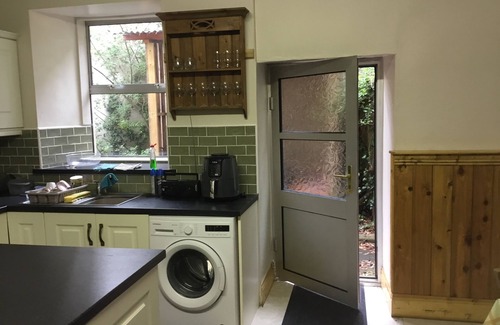 Tipperary Casa | Large Character Townhouse TIPPERARY Town Centre shops nearby sleep ONLY 9 People