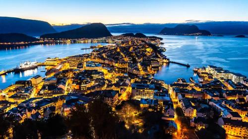 Alesund Apartamento | Large city apartment with sea view and parking