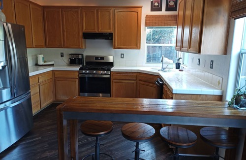 North Hollywood Casa | Large Clean Home in Safe Gated Community