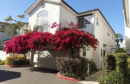 North Hollywood Casa | Large Clean Home in Safe Gated Community