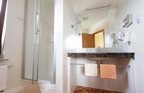 Spessart Casa | Gran habitación doble confort, ducha o. Baño / WC - Hotel u. Landgasthof Zum Bockshahn