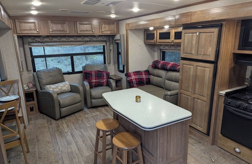 Meadow Creek Casa | Large + comfortable 2018 Trailer near Kootenay Lake