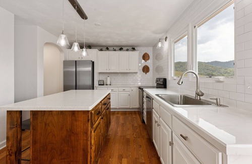 Ironto Casa | Large Comfy Mountain View House Near VT/Hiking