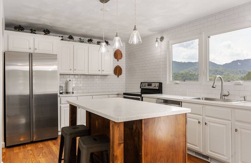 Ironto Casa | Large Comfy Mountain View House Near VT/Hiking