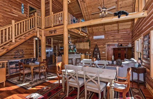 Leicester Cabina | Large Cozy Cabin in Asheville Area Mountains
