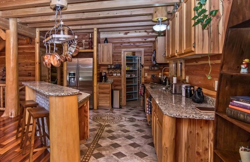 Leicester Cabina | Large Cozy Cabin in Asheville Area Mountains