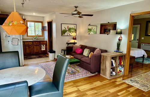 Eureka Springs Cabaña | Large deck, BBQ grill, fire pit & Arkansas Sunsets- the perfect spring evening!