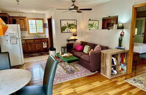Eureka Springs Cabaña | Large deck, BBQ grill, fire pit & Arkansas Sunsets- the perfect spring evening!