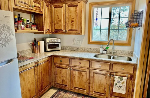 Eureka Springs Cabaña | Large deck, BBQ grill, fire pit & Arkansas Sunsets- the perfect spring evening!