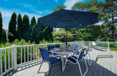 West Harwich Casa | Large Deck Fire Pit Dog Friendly Near Beach - Sleeps 10