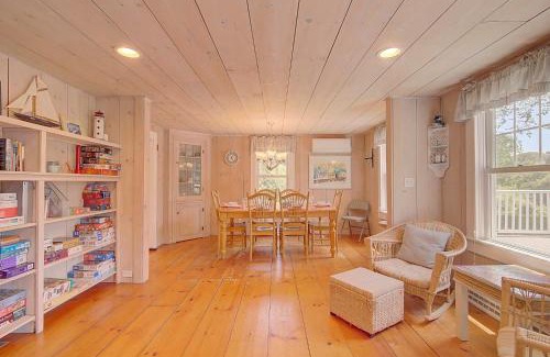 West Harwich Casa | Large Deck Fire Pit Dog Friendly Near Beach - Sleeps 10