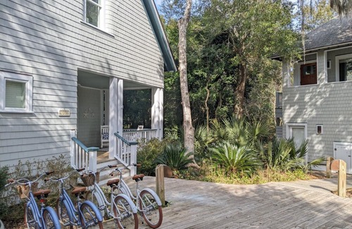 Cape Fear Station Casa | Large deck on main level and screened in porch, private crofter; access to both clubs!