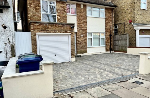 West Finchley Casa | Large detached house, ideally located for local amenities and public transport