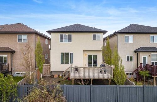 Northwest Edmonton Casa | Large Detached Near Anthony Henday in Albany with 2 Living Rooms, Netflix, Office Space, AC, Perfect for Families, Sleeps 13