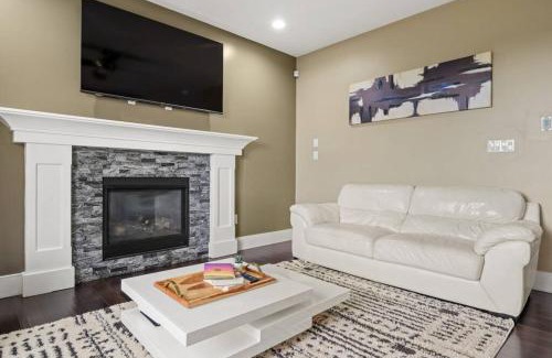 Northwest Edmonton Casa | Large Detached Near Anthony Henday in Albany with 2 Living Rooms, Netflix, Office Space, AC, Perfect for Families, Sleeps 13