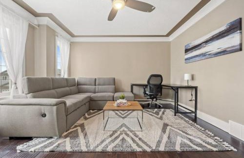 Northwest Edmonton Casa | Large Detached Near Anthony Henday in Albany with 2 Living Rooms, Netflix, Office Space, AC, Perfect for Families, Sleeps 13